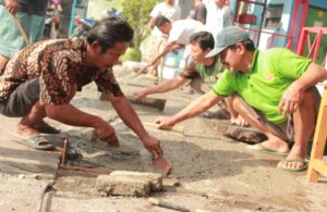 Warga Simomulyo Bersama Bersihkan Lapangan dan Cor Jalan Rusak