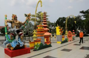 Pemkot Surabaya Pasang Ornamen Peringatan Hari Raya Nyepi