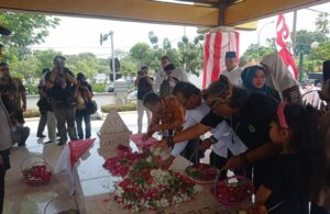 Tabur Bunga di Makam WR Supratman Peringati Hari Musik Nasional