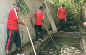 Mahasiswa AMN Ikuti Kerja Bakti di Kelurahan Siwalankerto