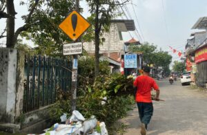 Kerja Bakti Angkut Sedimen di Kelurahan Sawunggaling