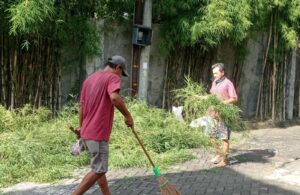 Warga Jagir Wonokromo Kerja Bakti Ciptakan Lingkungan Nyaman