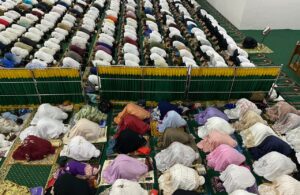 Tarawih Perdana di Masjid Islamic Centre Jatim