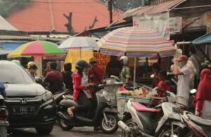 Hari Kedua Berpuasa, Pasar Pakis Surabaya Dipenuhi Para Pencari Takjil