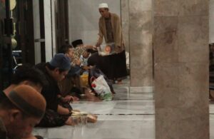 Warga Pakis Tirtosari Buka Puasa Bersama di Masjid