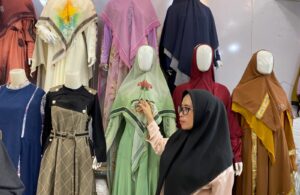 Abaya Hitam Hingga Setelan Gamis Hijab Mulai Diburu Pembeli