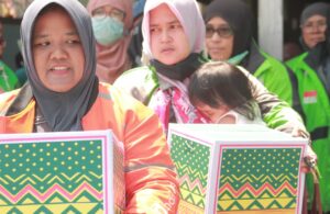 Bagi-Bagi Bingkisan Lebaran untuk Driver Ojol Perempuan