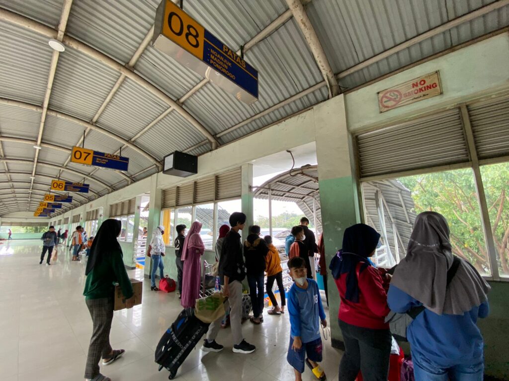 Puncak Arus Mudik Lebaran 2023 Di Terminal Purabaya 0559