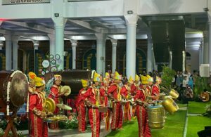 Gema Takbir dan Parade Bedug di Masjid Al Akbar Surabaya