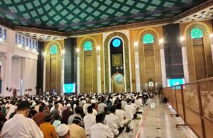 Puluhan Ribu Jemaah Penuhi Masjid Al Akbar Surabaya untuk Salat Id