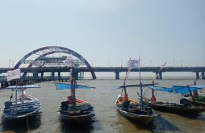 Libur Lebaran Naik Perahu Wisata di Pantai Kenjeran