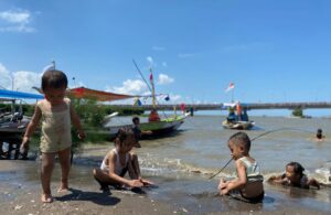 Piknik di Pantai Kenjeran Mumpung Libur Lebaran