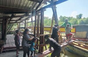 Naik Perahu Mengamati Ekosistem Mangrove Wonorejo