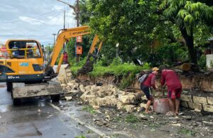 Tembok Pembatas Sungai di Kembang Kuning Surabaya Ambrol