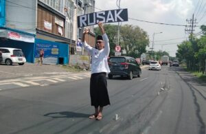 Menuntut Perbaikan Jalan Wiyung