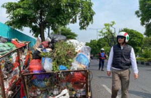 Sidak Gerobak Sampah Meluber di Jalan Kenjeran Surabaya