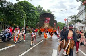 Pendaftaran Bacaleg PDIP ke KPU Surabaya Diiringi Reog