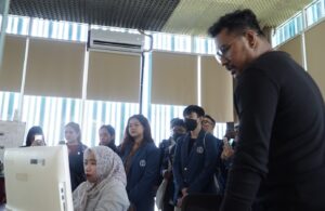 Mahasiswa UK Petra Belajar Mengolah Informasi di Suara Surabaya