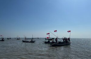 Upacara Bendera di Atas 78 Perahu Nelayan Surabaya