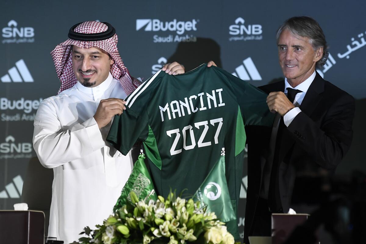 RESMI: Roberto Mancini latih timnas Arab Saudi