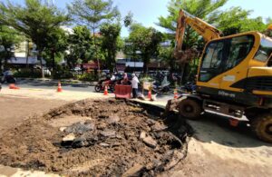 Aspal Jalan Pasar Kembang Surabaya Meledak