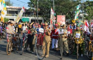 Ngonthel Sepeda Tua Keliling Kota Rayakan HUT Ke-78 RI