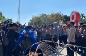 Aksi Demonstrasi Puluhan Mahasiswa PC PMII di Depan Balai Kota Surabaya