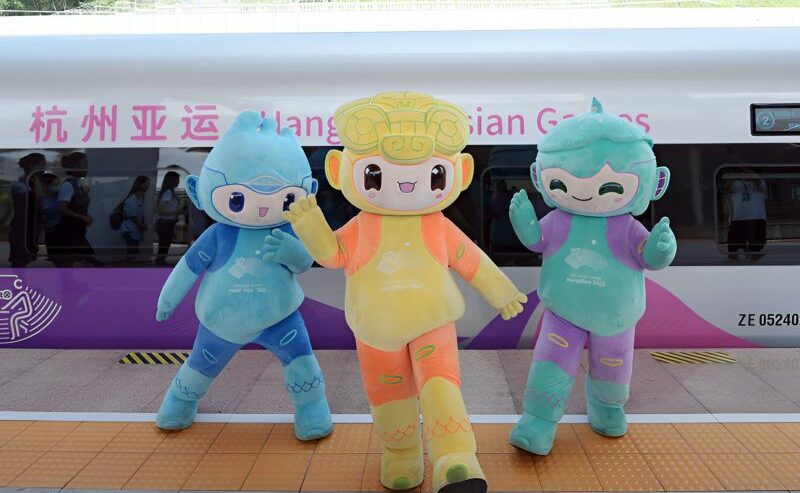 Maskot Asian Games berpose di depan kereta cepat yang dirancang khusus untuk Asian Games Hangzhou. Foto: hangzhou2022.cn