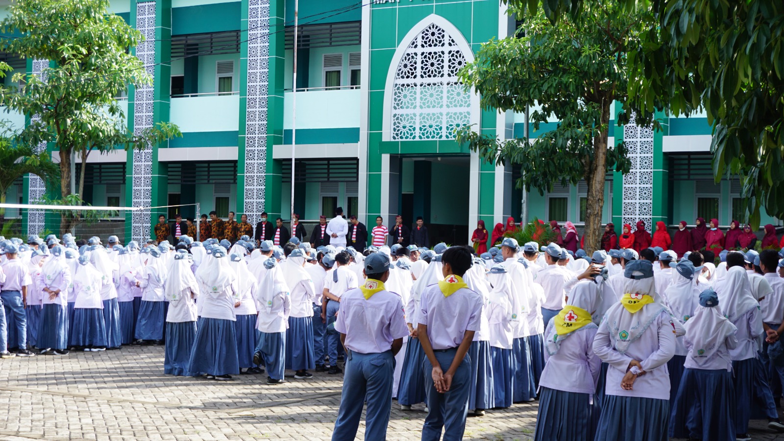 Siswa Madrasah Aliyah Negeri (MAN) I Pamekasan mengikuti upacara bendera dalam rangka Hari Pendidikan Nasional. Foto: MAN I Pamekasan