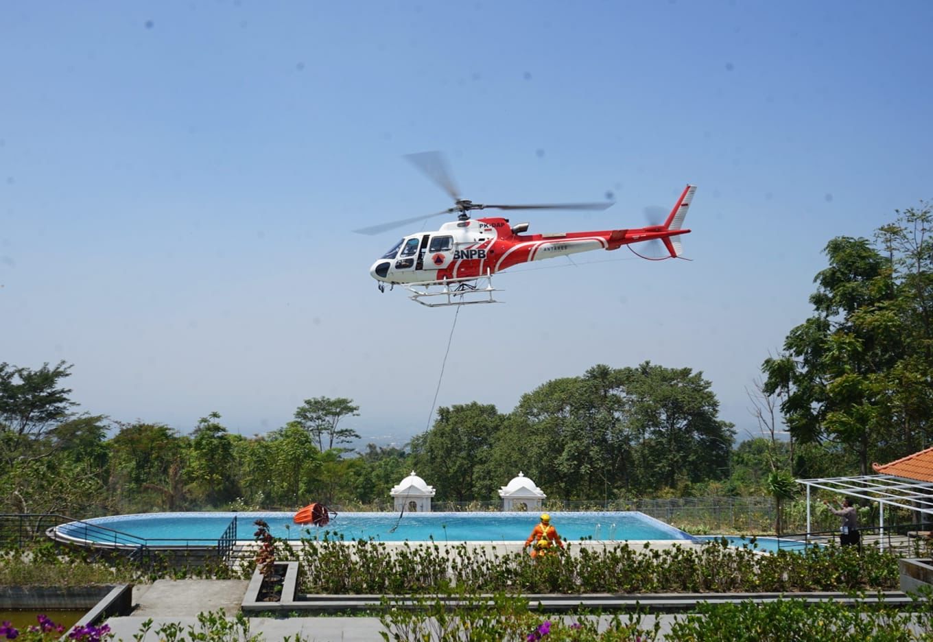 Helikopter BNPB waktu mengambil air untuk melakukan water bombing atau pemadaman via udara. Foto: BPBD Jatim.