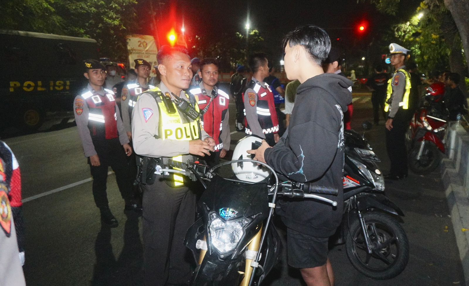 Personel gabungan mengamankan pengendara sepeda motor yang kebut-kebutan di jalanan Kota Surabaya, Jawa Timur pada Sabtu malam (16/9/2023). Foto: Polrestabes Kota Surabaya