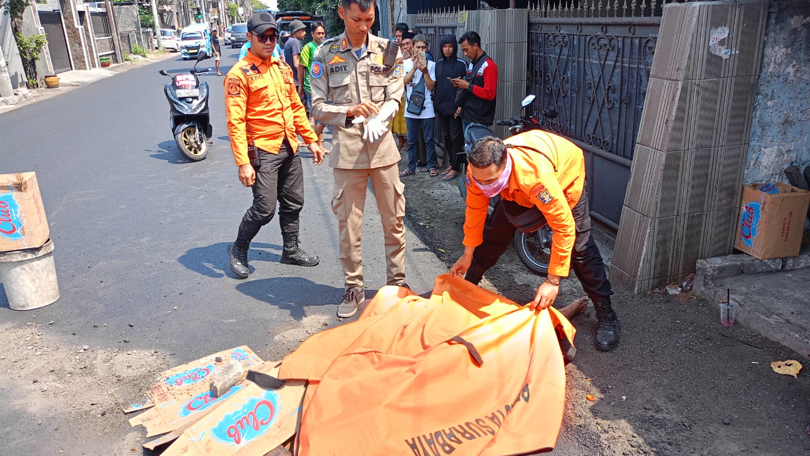 Petugas mengevakuasi pemotor yang meninggal dunia di Jalan Tambak Osowilangun, Kecamatan Benowo, Kota Surabaya, Jawa Timur pada Selasa (19/9/2023) sekitar pukul 12.40 WIB.
