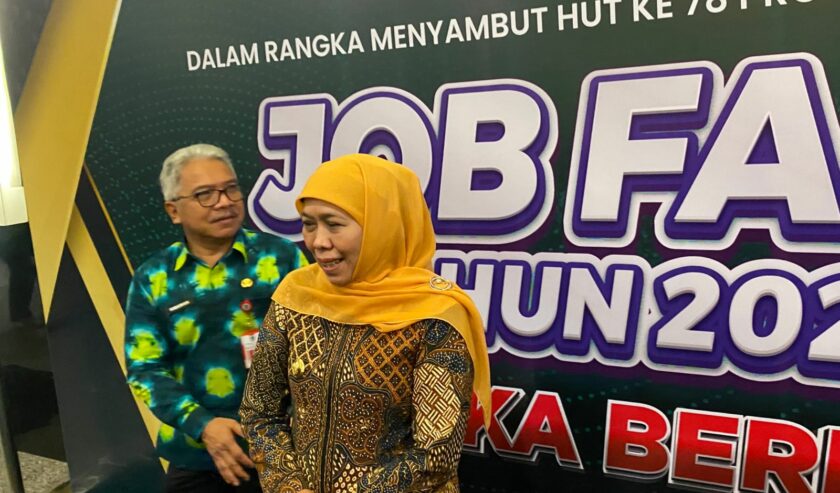 Khofifah Indar Parawansa Gubernur Jatim bersama Himawan Estu Bagijo Kadisnakertrans Jatim waktu menghadiri Job Fair, Selasa (19/9/2023). Foto: Wildan suarasurabaya.net