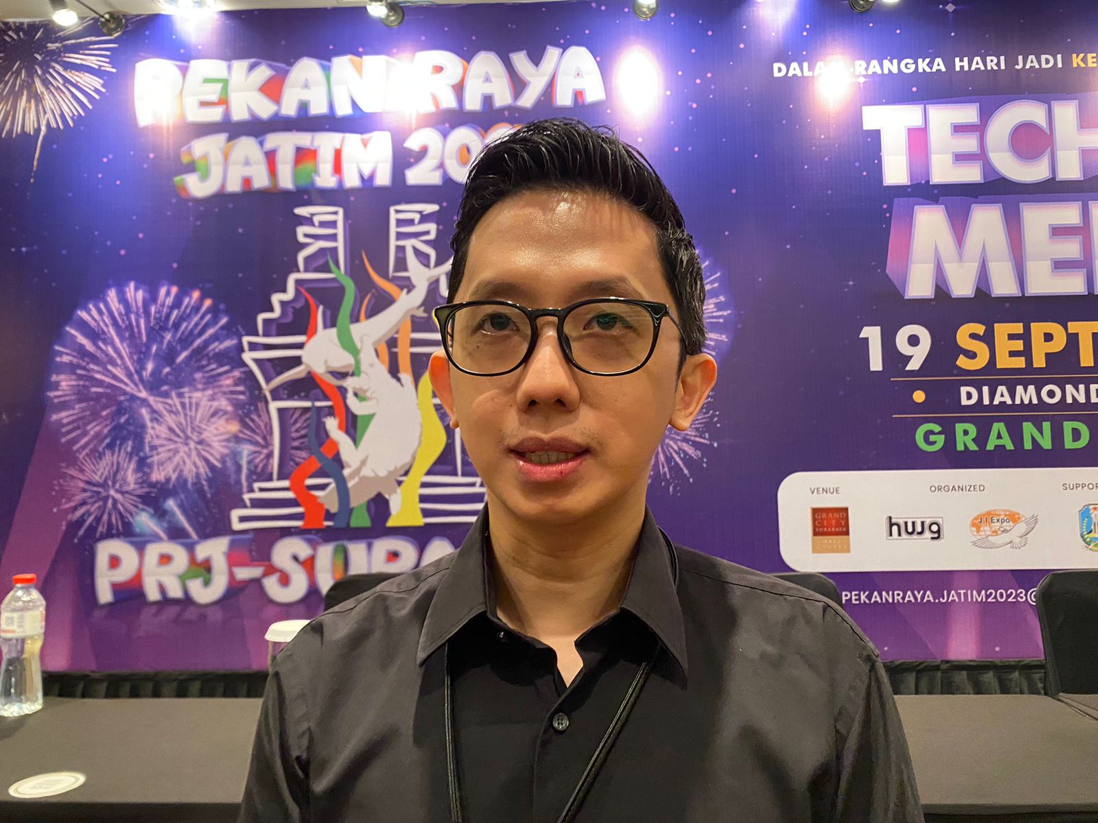 Iwan Wijaya Manajer Marketing Komunikasi Grand City Surabaya saat konpers Pekan Raya Jatim Surabaya, Selasa (19/9/2023). Foto: Meilita suarasurabaya.net