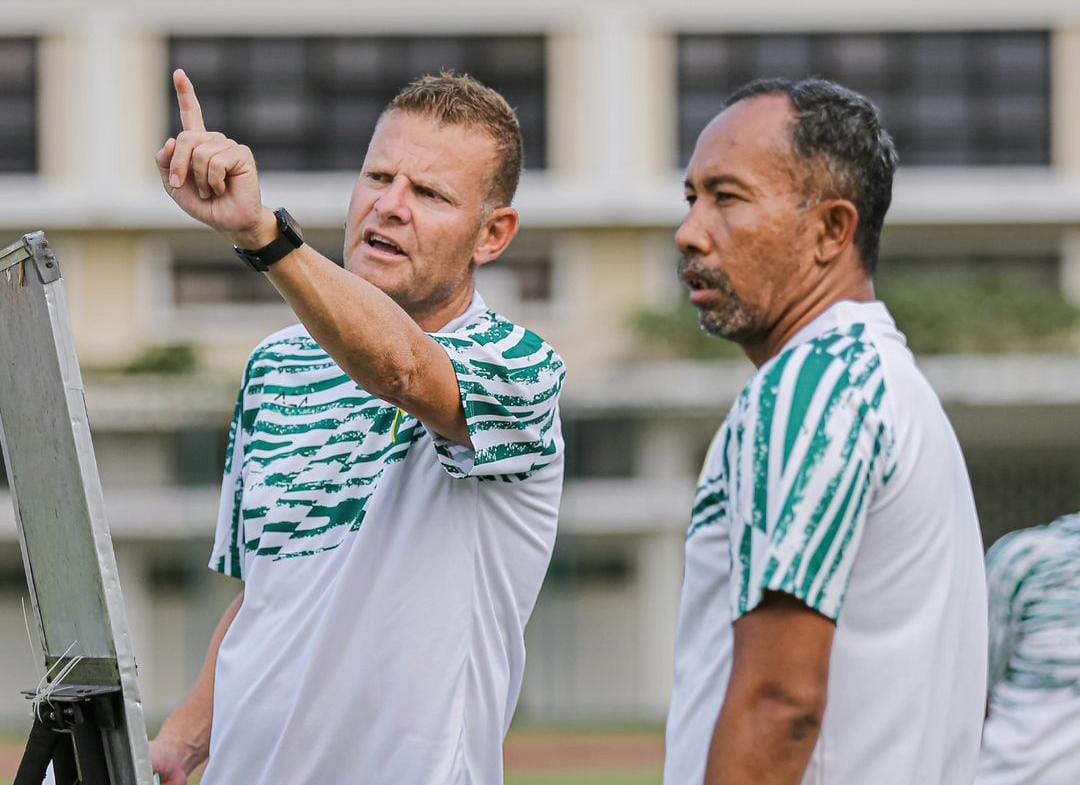 Josep Gombau pelatih Persebaya bersama Uston Nawawi asisten pelatih saat melatih skuad Green Force. Foto: Persebaya