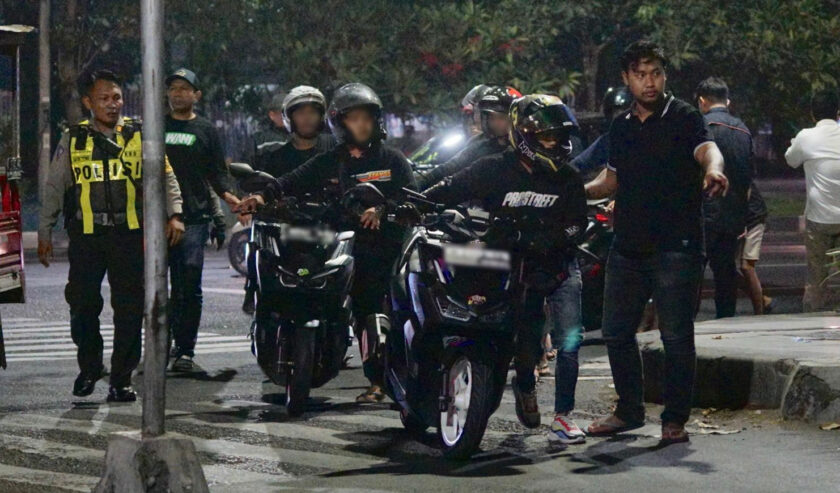 Personel gabungan mengamankan pengendara sepeda motor yang kebut-kebutan di jalanan Kota Surabaya, Jawa Timur pada Sabtu malam (16/9/2023). Foto: Polrestabes Kota Surabaya