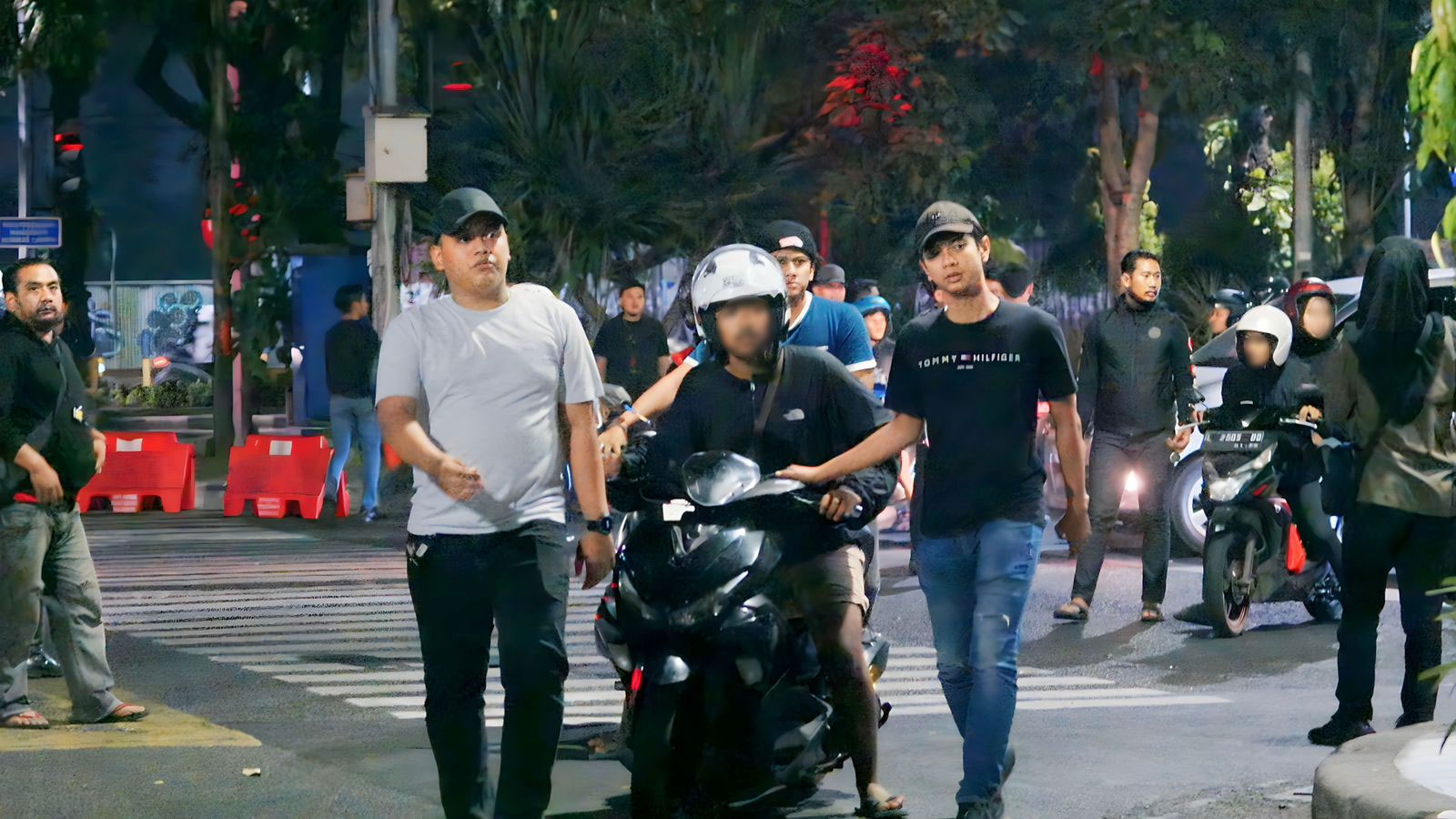 Personel gabungan mengamankan pengendara sepeda motor yang kebut-kebutan di jalanan Kota Surabaya, Jawa Timur pada Sabtu malam (16/9/2023). Foto: Polrestabes Kota Surabaya