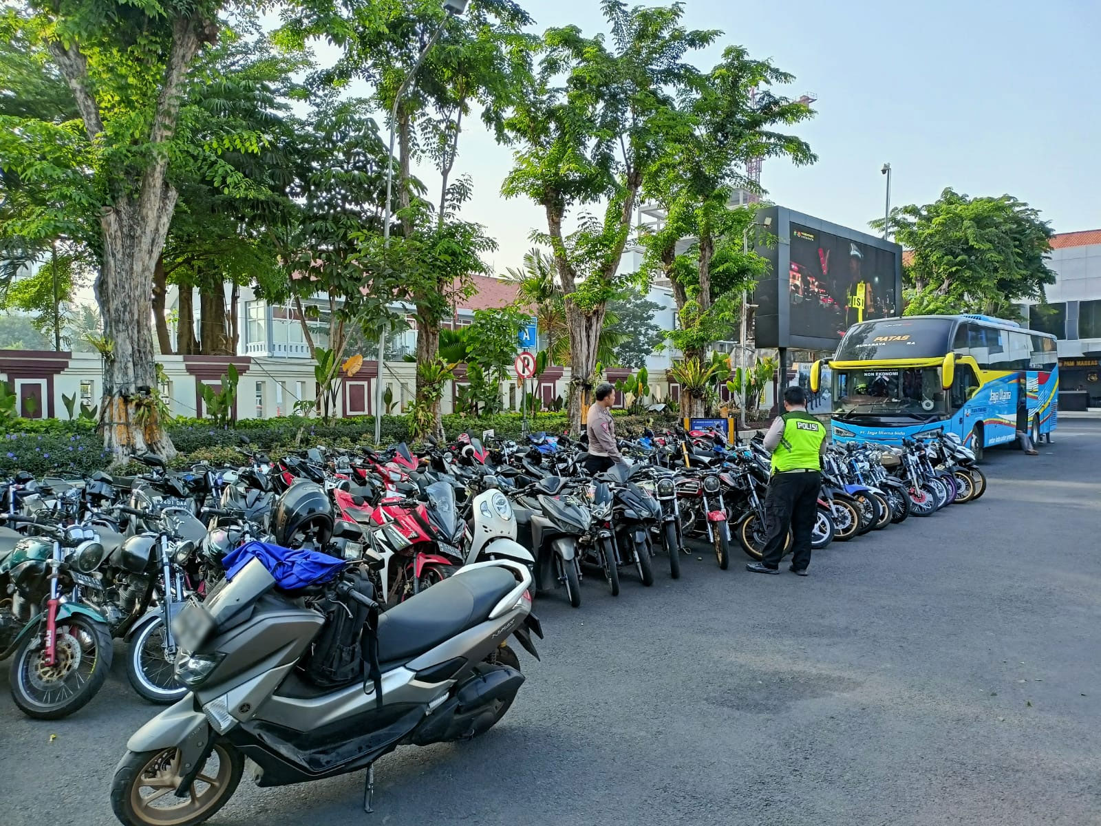 Ratusan sepeda motor yang digunakan untuk kebut-kebutan diamankan ke Mapolrestabes Kota Surabaya pada Minggu (17/9/2023). Foto: Polrestabes Kota Surabaya