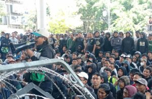 Demo Bonek Tuntut Manajer Persebaya Out