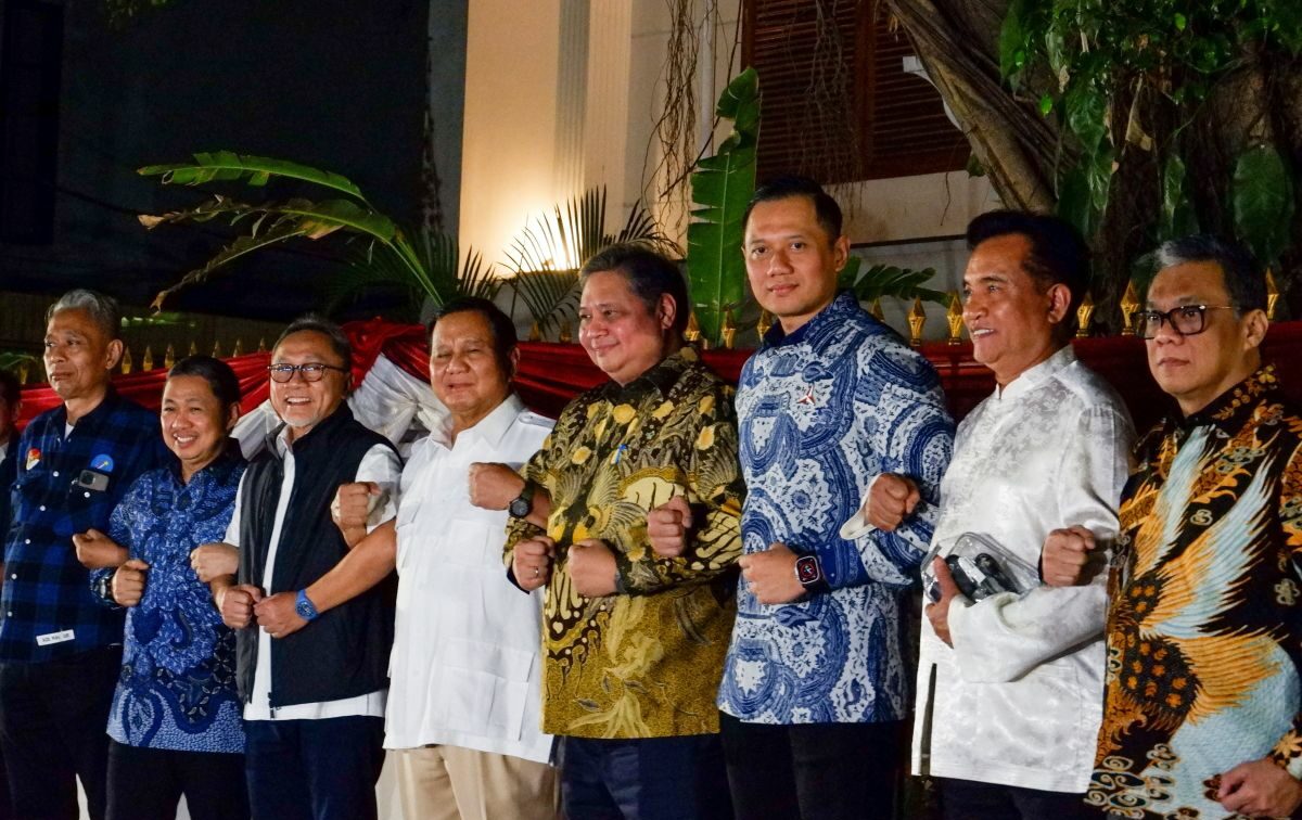 Ketua Umum Partai Gerindra Prabowo Subianto (keempat dari kiri) berfoto bersama ketua umum partai pendukung Koalisi Indonesia Maju usai pertemuan di kediamannya di Jakarta Selatan, Jumat (13/10/2023). Foto: Antara