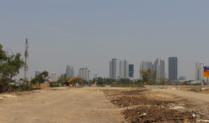 Proses lokasi pembangunan proyek radial road di kawasan Lontar, Surabaya, Selasa (23/10/2023). Foto: Athalia magang suarasurabaya.net