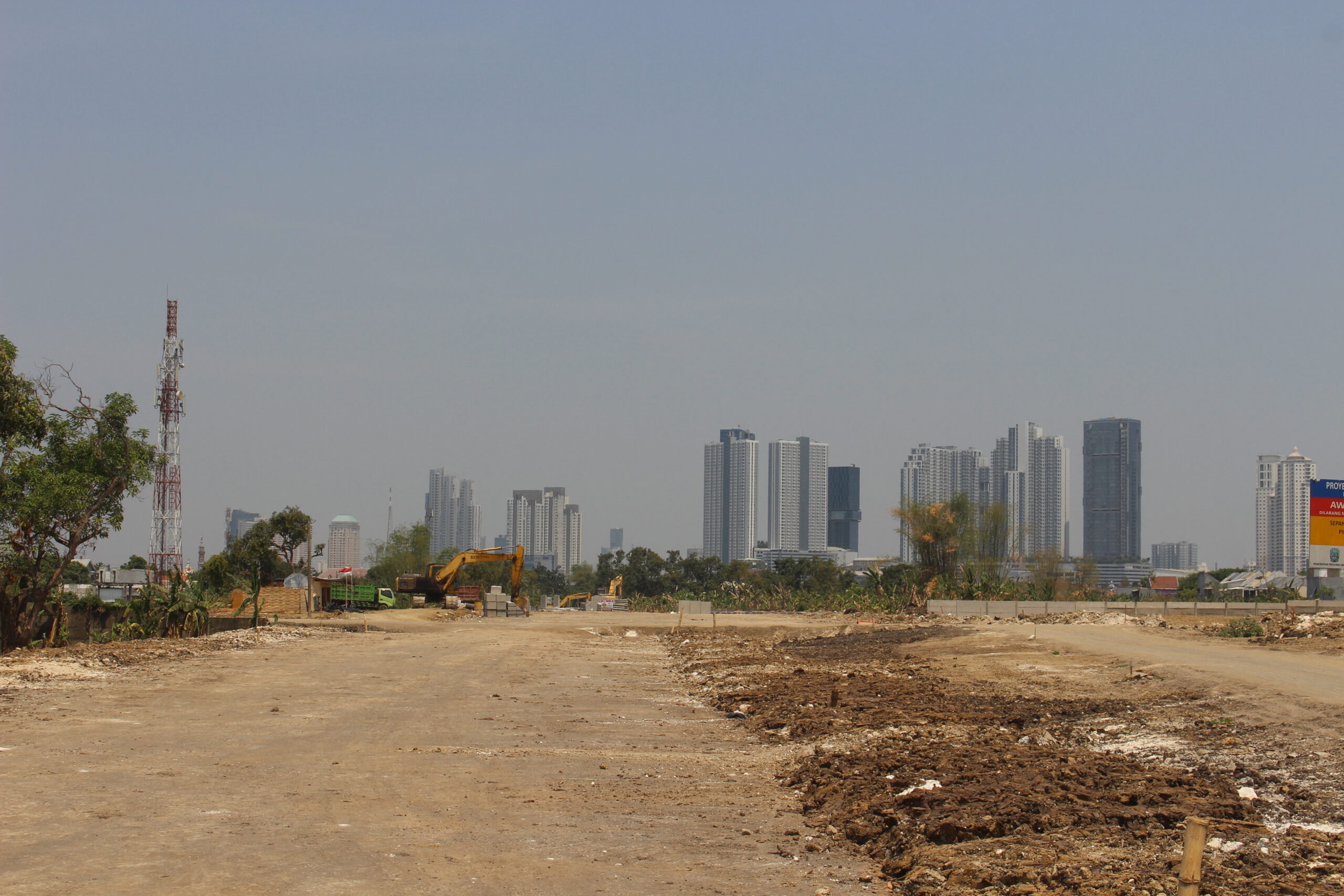 Proses lokasi pembangunan proyek radial road di kawasan Lontar, Surabaya, Selasa (23/10/2023). Foto: Athalia magang suarasurabaya.net