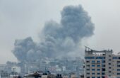 Asap mengepul menyusul serangan Israel di Gaza, Senin (9/10/23). Foto: Reuters