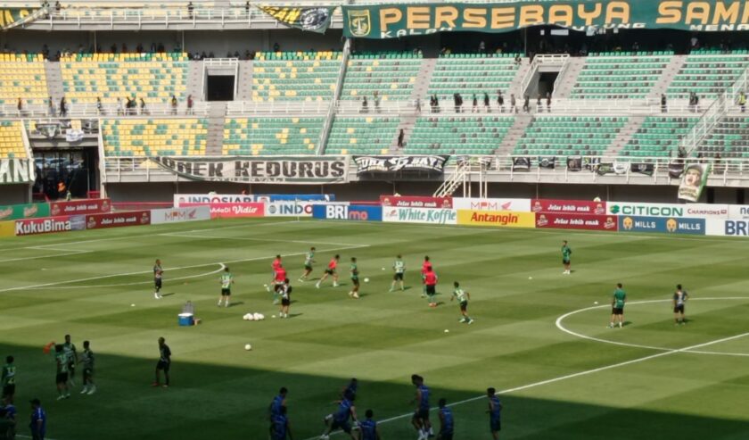 Pemanasan jelang duel klasik Persebaya Surabaya vs Persib Bandung di Stadion Gelora Bung Tomo (GBT) pada Sabtu (7/10/2023). Foto: Risky suarasurabaya.net