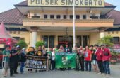 Polsek Simokerto bersama komunitas Bonek Peduli Disabilitas Simokerto, melaksanakan kegiatan Bhakti Sosial di Kelurahan Simolawang, pada Selasa (10/10/2023). Foto: Polsek Simokerto