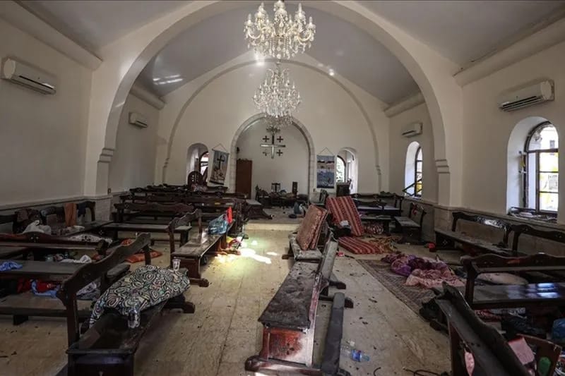 Kondisi di dalam Kapel St Philip di Rumah Sakit Al-Ahli Baptist yang diserang Israel di Gaza pada 18 Oktober 2023. (Anadolu Agency)