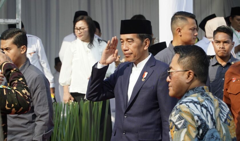 Joko Widodo Presiden Republik Indonesia saat menghadiri Apel Hari Santri di Monumen Tugu Pahlawan Surabaya, Minggu (22/10/2023). Foto: Dukut Suara Surabaya