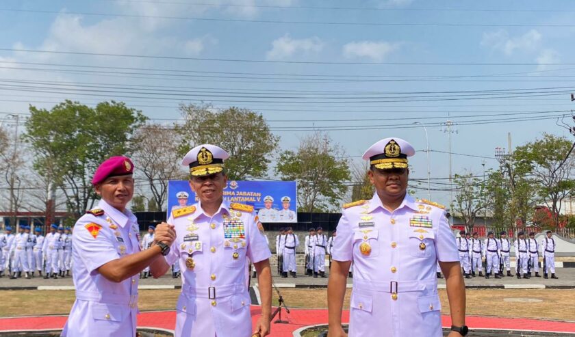 Laksamana Muda TNI Yayan Sofiyan Panglima Komando Armada II memberi selamat kepada Kolonel Marinir Joni Sulistiawan Komandan Pangkalan Utama TNI AL (Danlantamal) V baru, Senin (23/10/2023). Foto: Meilita suarasurabaya.net