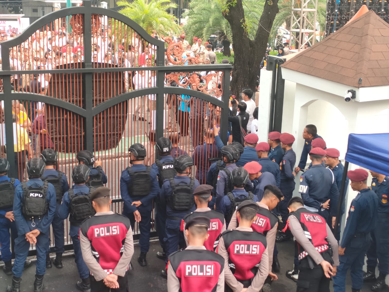 Pengamanan di gedung Komisi Pemilihan Umum (KPU) Republik Indonesia diperketat Rabu (25/10/2023), jelang pendaftaran Prabowo Subianto-Gibran Rakabuming Raka, Bacapres-Bacawapres. Foto: Faiz Fadjarudin suarasurabaya.net