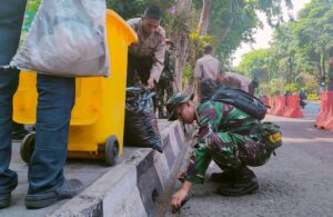 Sinergi Ratusan Siswa Peserta Diktuba TNI-Polri Bersihkan Kota Surabaya